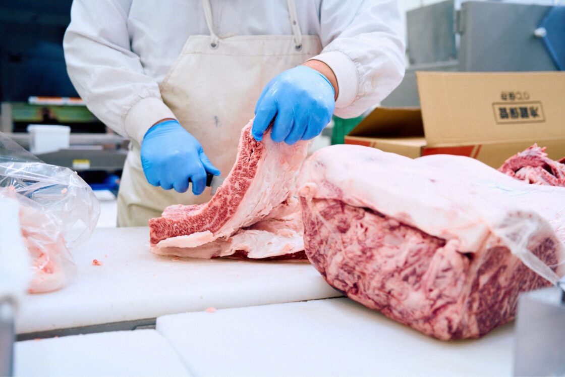 プロとしての厳しい目利きによって選び抜いた肉は、肉質やおいしさはもちろん、鮮度にもとことんこだわっている