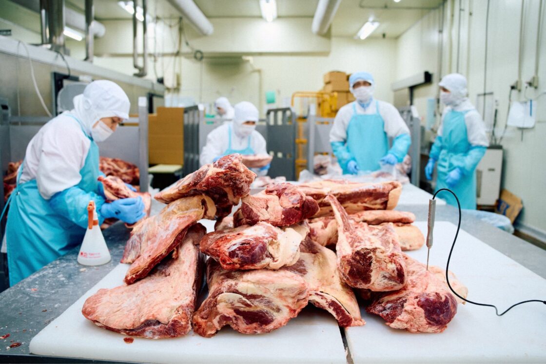 仕入れた段階の肉は形が全て異なるため、細心の注意を払いながら加工が行われている