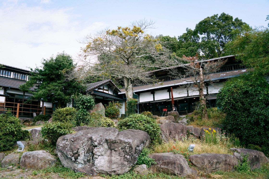 昭和39年創業の米沢観光園。広大な敷地には農園だけでなく、重厚な造りのお食事処、食品加工工場が点在