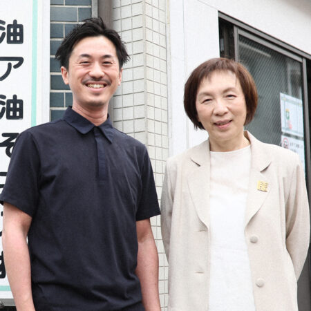 代表取締役　首藤　富久恵さん(右)と息子の大比古さん(左)