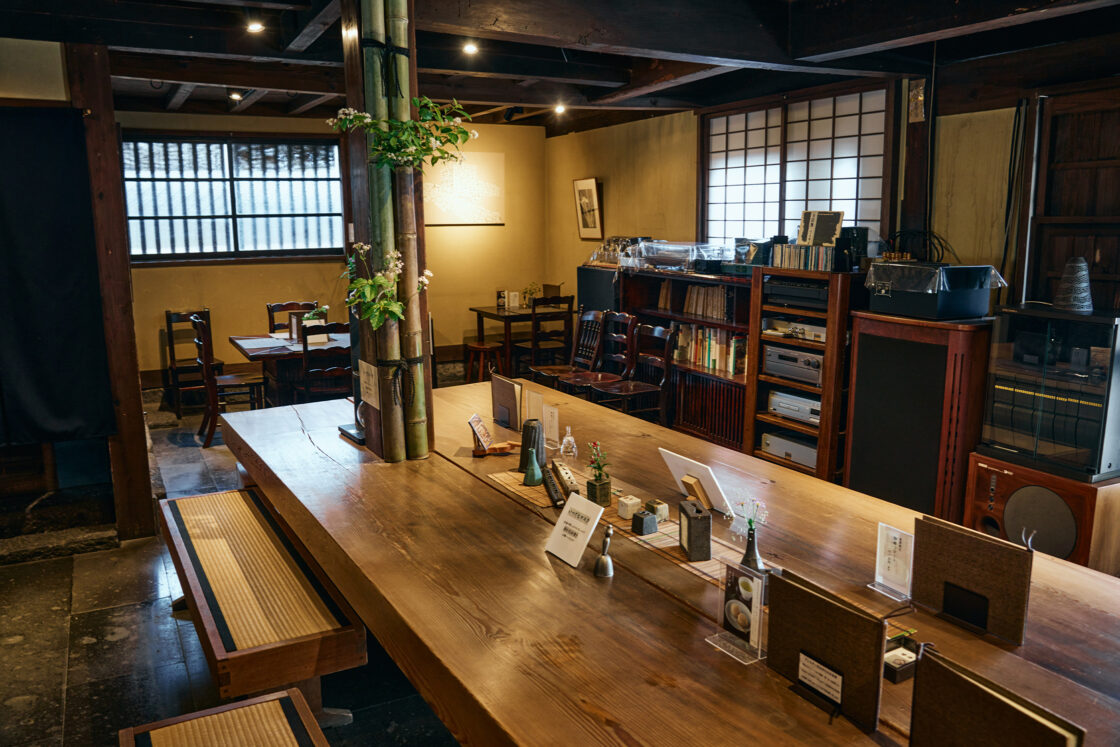 和菓子をもっと気軽に楽しんでほしいと、本店に『茶房だんだん』を併設。