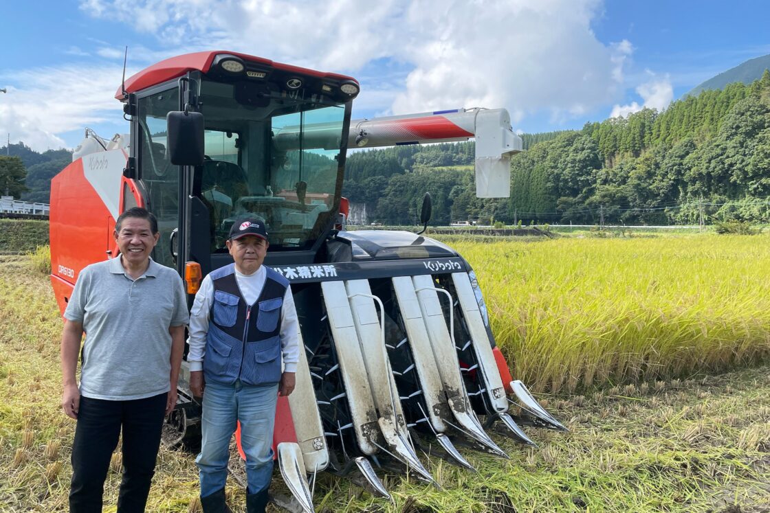 豊田社長（左）と、社長の想いに賛同し、低農薬でお米を育ててくれる松木農園の松木さん。今年から、無農薬の新たな栽培方法にもチャレンジする